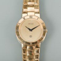 Lot 1055 - GENTLEMAN'S GUCCI QUARTZ WRIST WATCH the gold...