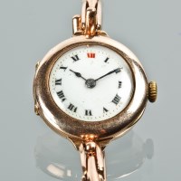 Lot 1079 - LADY'S EARLY TWENTIETH CENTURY NINE CARAT GOLD...