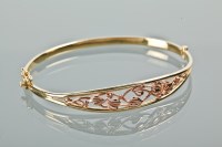 Lot 1113 - ARTS AND CRAFTS STYLE BI COLOUR NINE CARAT...