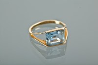 Lot 1136 - NINE CARAT GOLD AQUAMARINE DRESS RING the...