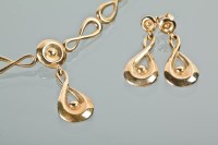 Lot 1161 - NINE CARAT GOLD NECKLACE AND EARRING SET BY...