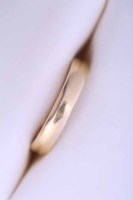 Lot 2083 - EIGHTEEN CARAT GOLD WEDDING BAND bearing full...