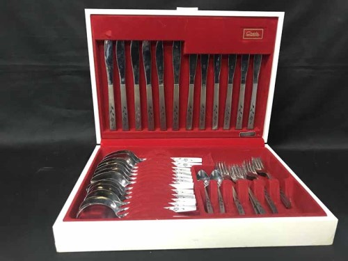 Lot 83 - CANTEEN OF CUTLERY along with plated fish cutlery
