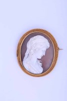 Lot 2200 - CAMEO BROOCH of oval form, the cameo carved to...