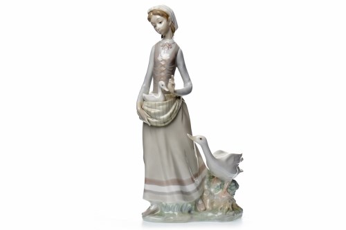 Lot 1214 - LLADRO FIGURE 'GIRL WITH GOOSE' by Vicente...