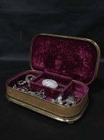 Lot 49 - LOT OF BIJOUTERIE CONTAINED IN JEWELLERY BOX