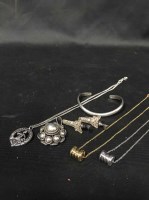 Lot 290 - LOT OF SILVER AND VINTAGE COSTUME JEWELLERY