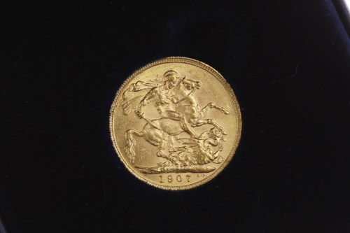 Lot 553 - GOLD SOVEREIGN DATED 1907 in a box