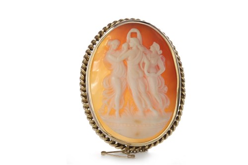 Lot 219 - LARGE CAMEO BROOCH set with a large shell...