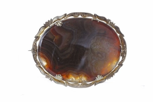 Lot 223 - IMPRESSIVE VICTORIAN AGATE BROOCH set with an...