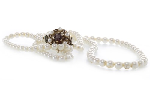 Lot 262 - SINGLE STRAND PEARL NECKLACE formed by...