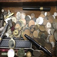 Lot 126 - LOT OF SMALL COLLECTABLES TO INCLUDE COINS,...