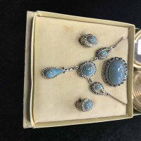 Lot 398 - GROUP OF COSTUME JEWELLERY,BEADS,BROOCHES AND...