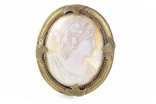 Lot 181 - VICTORIAN CAMEO BROOCH set with a shell cameo...