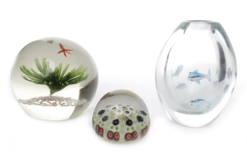 Lot 1253 - 20TH CENTURY ART GLASS PAPERWEIGHT of...