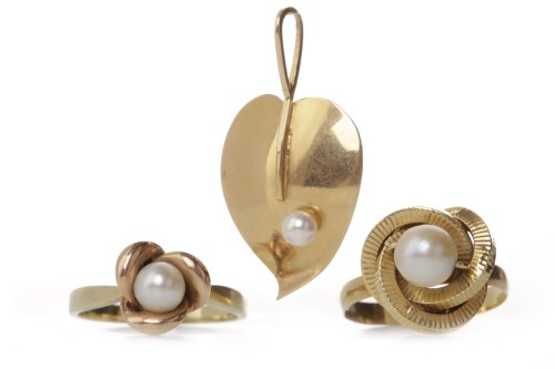 Lot 675 - FIFTEEN CARAT GOLD PEARL RING set with a...