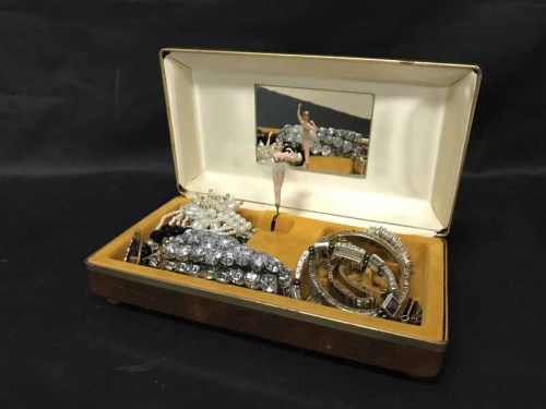 Lot 12 - LOT OF COSTUME JEWELLERY to include rings,...