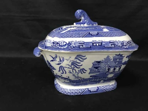 Lot 22 - DELFT STYLE CERAMIC WARES including a tureen...