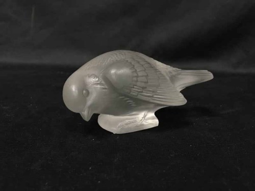 Lot 215 - OPAQUE GLASS MODEL OF A BIRD