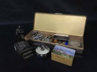Lot 290 - LOT OF COLLECTABLES including cap badges,...