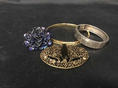 Lot 17 - LOT OF COSTUME JEWELLERY including rings,...