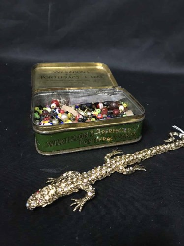 Lot 64 - GROUP OF COSTUME JEWELLERY including hair comb...